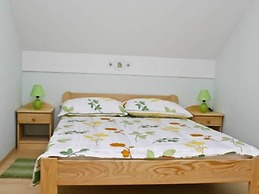 Secluded Holiday Home with Hot Tub in Kozji Vrh