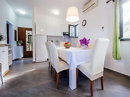 Beautiful Holiday Home in Mali Iz With Pool