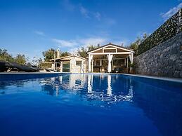 Beautiful Holiday Home in Mali Iz With Pool