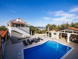Beautiful Holiday Home in Mali Iz With Pool