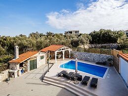 Beautiful Holiday Home in Mali Iz With Pool