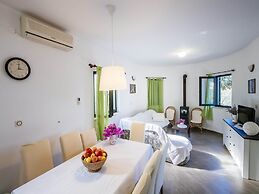 Beautiful Holiday Home in Mali Iz With Pool