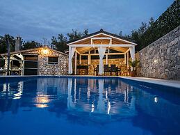 Beautiful Holiday Home in Mali Iz With Pool