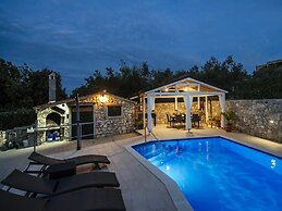 Beautiful Holiday Home in Mali Iz With Pool