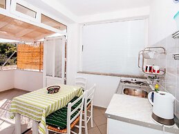 Beautiful Holiday Home in Mali Iz With Pool