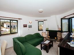 Beautiful Holiday Home in Mali Iz With Pool