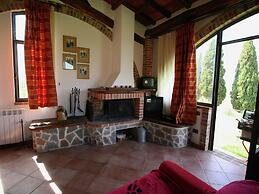 Belvilla by OYO Rustic Farmhouse With Terrace