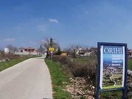 Heritage House in Orihi With an Elegant Garden