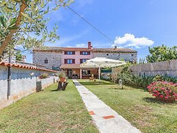 Heritage House in Orihi With an Elegant Garden