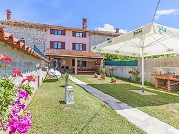 Heritage House in Orihi With an Elegant Garden