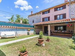 Heritage House in Orihi With an Elegant Garden