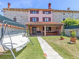 Heritage House in Orihi With an Elegant Garden