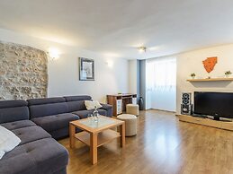 Heritage House in Orihi With an Elegant Garden