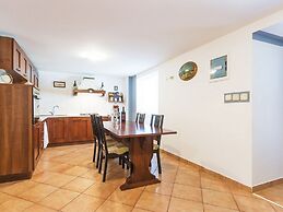 Heritage House in Orihi With an Elegant Garden