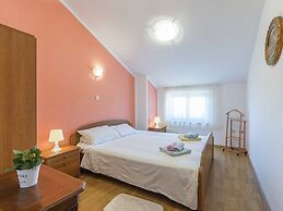 Heritage House in Orihi With an Elegant Garden