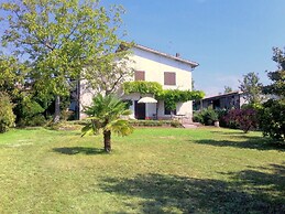 Scenic Holiday Home in Pastrengo near Lazise Lake & City Center