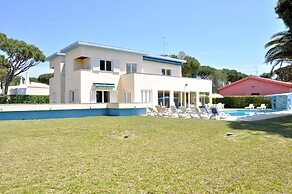 Spacious Villa in Vilamoura With Barbecue