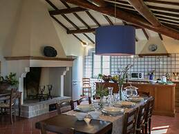 Villa with Private Swimming Pool & Spacious Garden in Valdichiana near