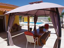 Detached House at Country Side, Fenced Private Garden Ideal for 2 Fam,