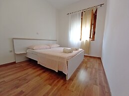 Detached House at Country Side, Fenced Private Garden Ideal for 2 Fam,