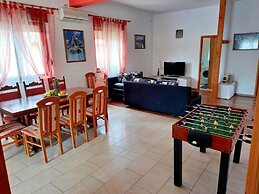 Detached House at Country Side, Fenced Private Garden Ideal for 2 Fam,