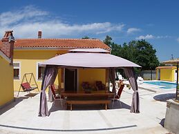 Detached House at Country Side, Fenced Private Garden Ideal for 2 Fam,