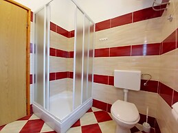 Detached House at Country Side, Fenced Private Garden Ideal for 2 Fam,