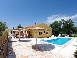 Detached House at Country Side, Fenced Private Garden Ideal for 2 Fam,