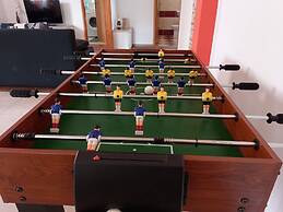 Detached House at Country Side, Fenced Private Garden Ideal for 2 Fam,