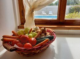 Detached House at Country Side, Fenced Private Garden Ideal for 2 Fam,