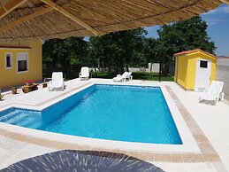 Detached House at Country Side, Fenced Private Garden Ideal for 2 Fam,