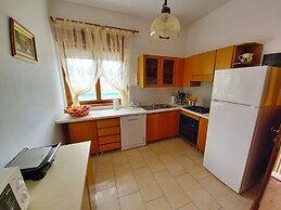 Detached House at Country Side, Fenced Private Garden Ideal for 2 Fam,