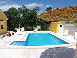 Detached House at Country Side, Fenced Private Garden Ideal for 2 Fam,