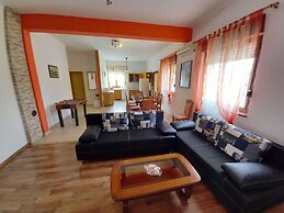 Detached House at Country Side, Fenced Private Garden Ideal for 2 Fam,