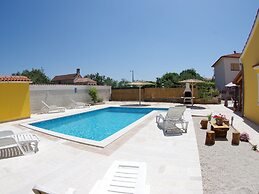 Detached House at Country Side, Fenced Private Garden Ideal for 2 Fam,