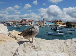 Detached House at Country Side, Fenced Private Garden Ideal for 2 Fam,