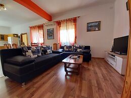 Detached House at Country Side, Fenced Private Garden Ideal for 2 Fam,