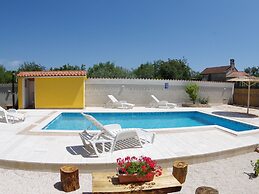 Detached House at Country Side, Fenced Private Garden Ideal for 2 Fam,