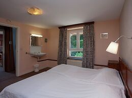 House in Natural Area Ideal for Families with Games Room, Sauna, Hot T