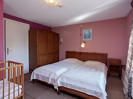 House in Natural Area Ideal for Families with Games Room, Sauna, Hot T