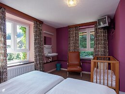 House in Natural Area Ideal for Families with Games Room, Sauna, Hot T