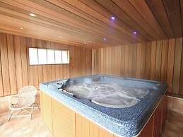 House in Natural Area Ideal for Families with Games Room, Sauna, Hot T