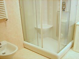 Great and Colourful Apartment Near Bardolino