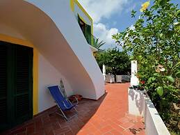 Peaceful Holiday Home in Lingua on an Island