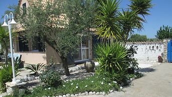 Spacious Chalet with Fruit Trees near Beach in Messinia