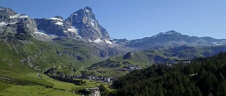 Alpine Bliss: A Cosy Retreat