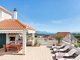 Luxurious Villa in Selca With Pool