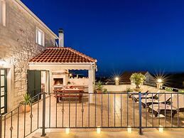 Luxurious Villa in Selca With Pool