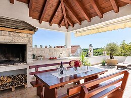 Luxurious Villa in Selca With Pool