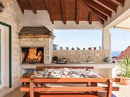 Luxurious Villa in Selca With Pool